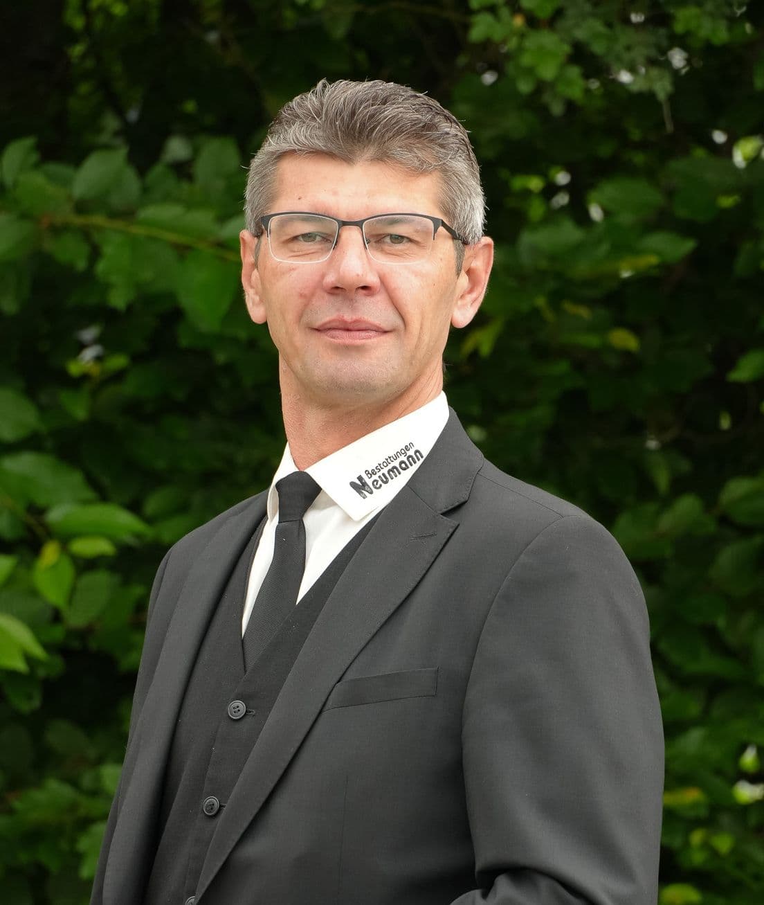 Mann in schwarzer Weste