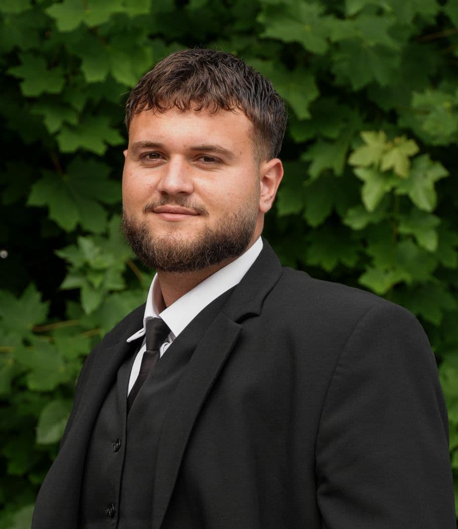 Mann in schwarzer Weste