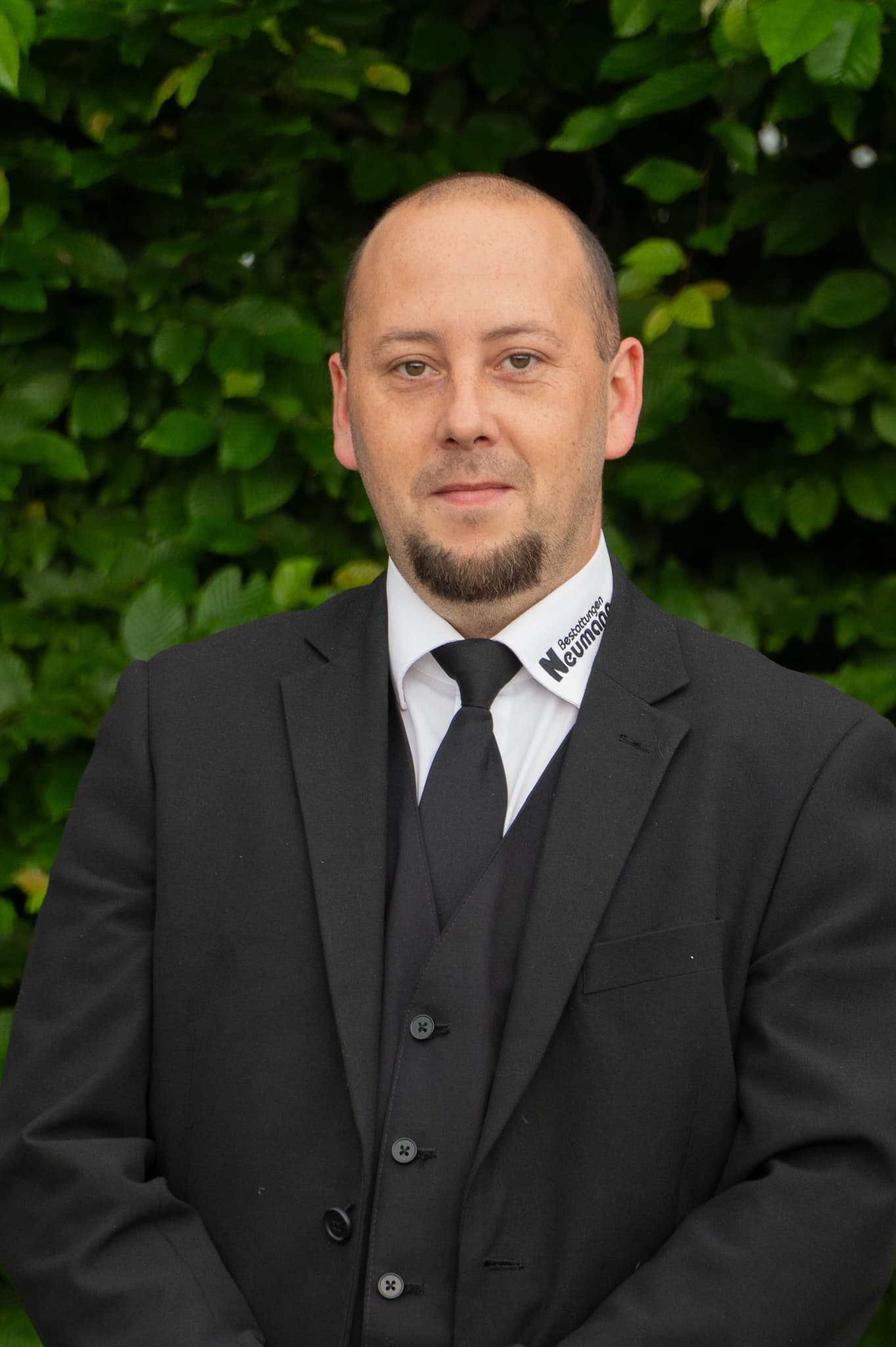 Mann in schwarzer Weste