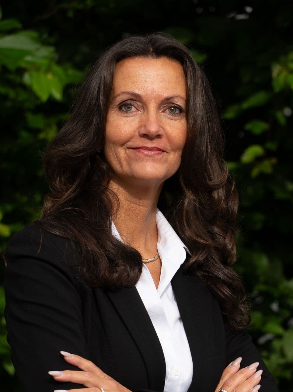 Frau posiert im Anzug