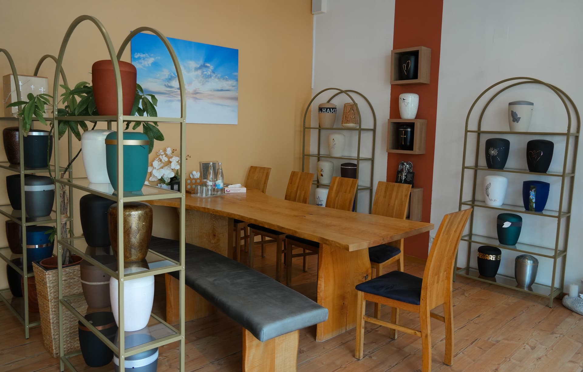 Tisch mit Stühlen und großem Gemälde