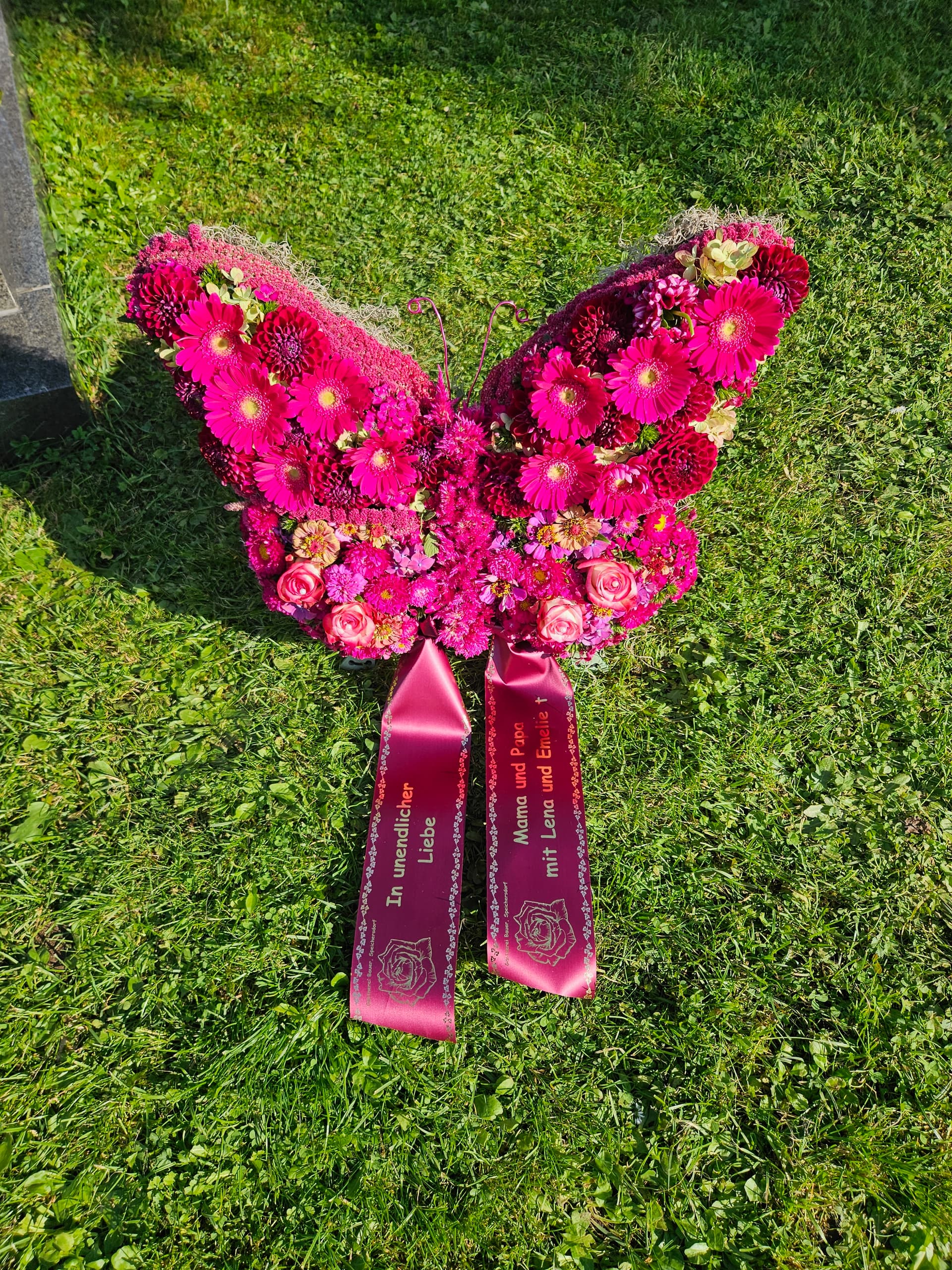 Blumenherzgesteck in Schmetterlingsform